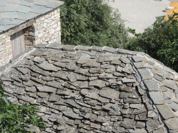 Roof with slate tiles 