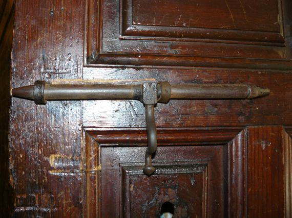 Door latch